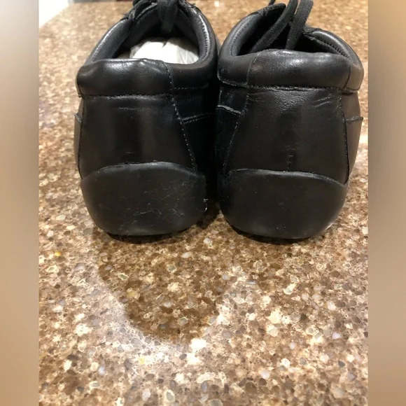 Kenneth Cole Women’s Black Leather Sneakers Size 8- New - Picture 2 of 9